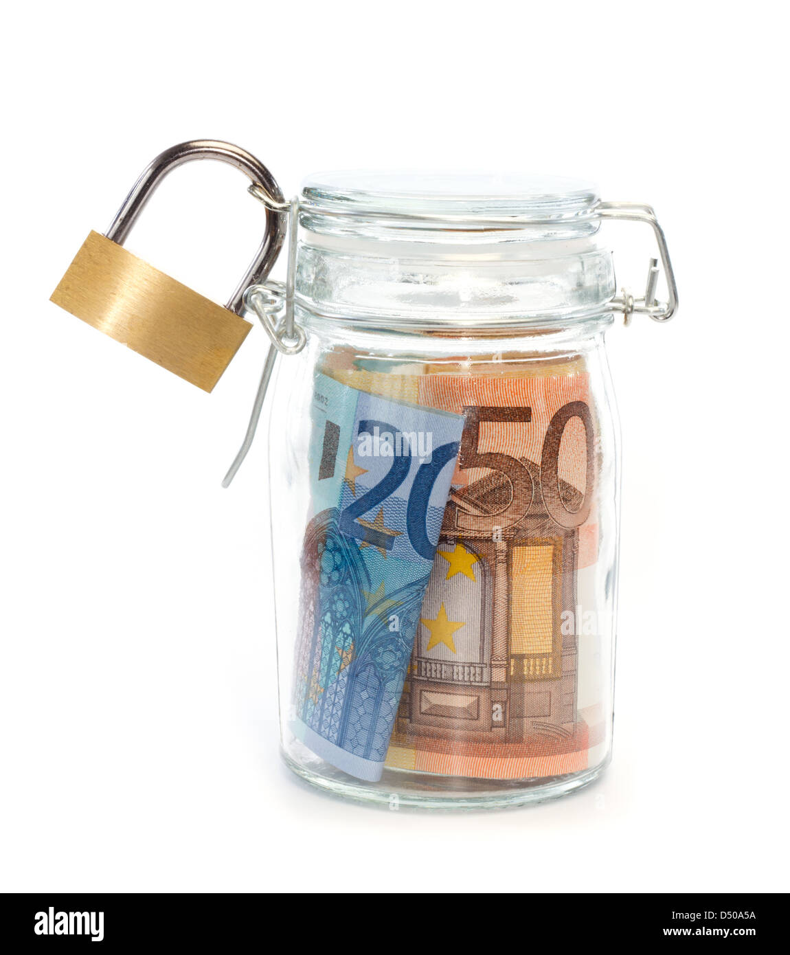 Los billetes en euros en jarra sellada con candado contra el fondo blanco. Foto de stock