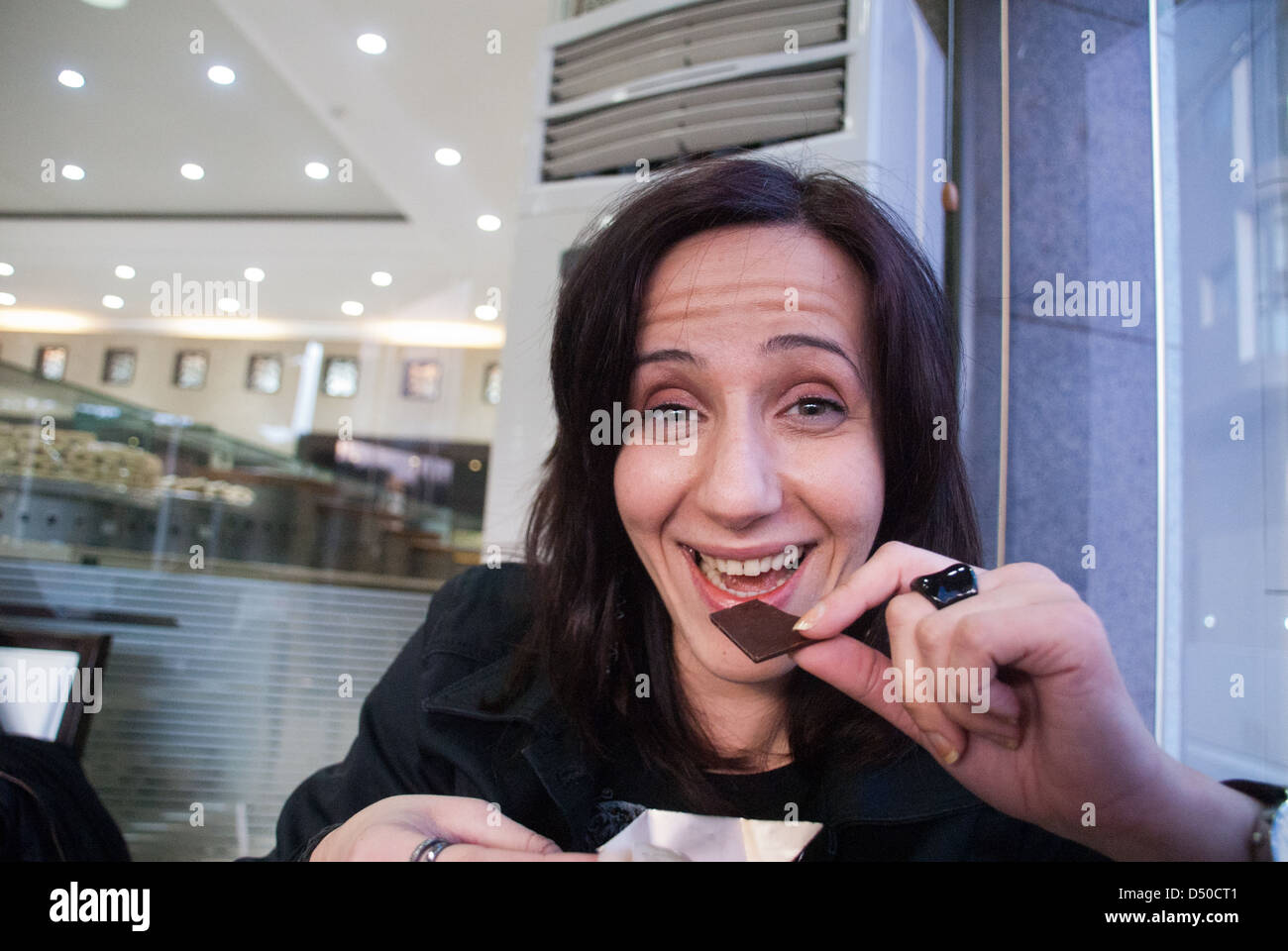 Retrato de mujer disfrutando de chocolate Foto de stock