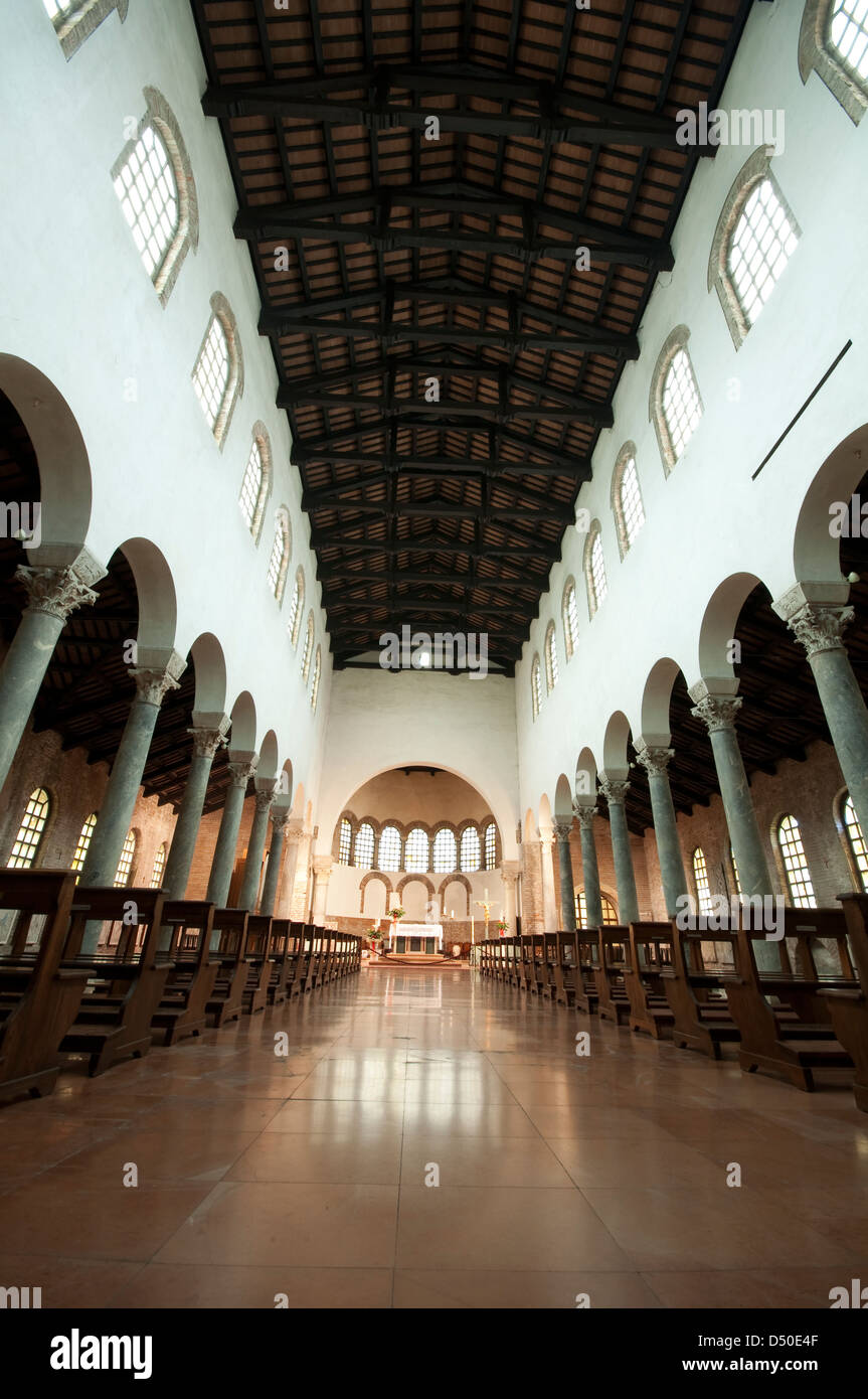 Italia, Emilia Romagna, Ravenna, la Iglesia de San Giovanni Evangelista, vista interior en la nave principal Foto de stock