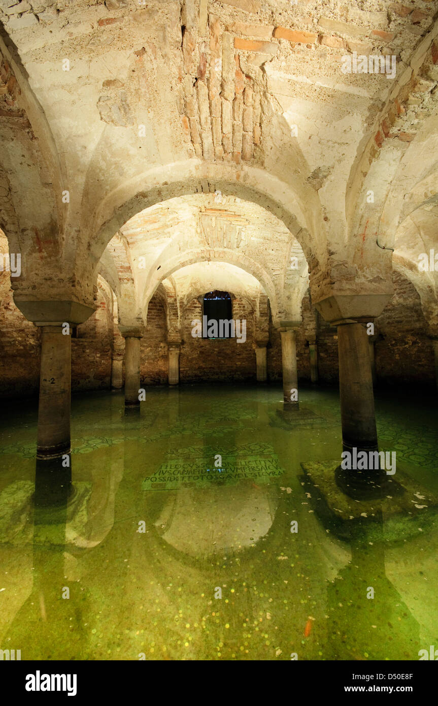 Italia, Emilia Romagna, Ravenna, la Iglesia de San Francesco, vista interior, Cripta subacuática Foto de stock