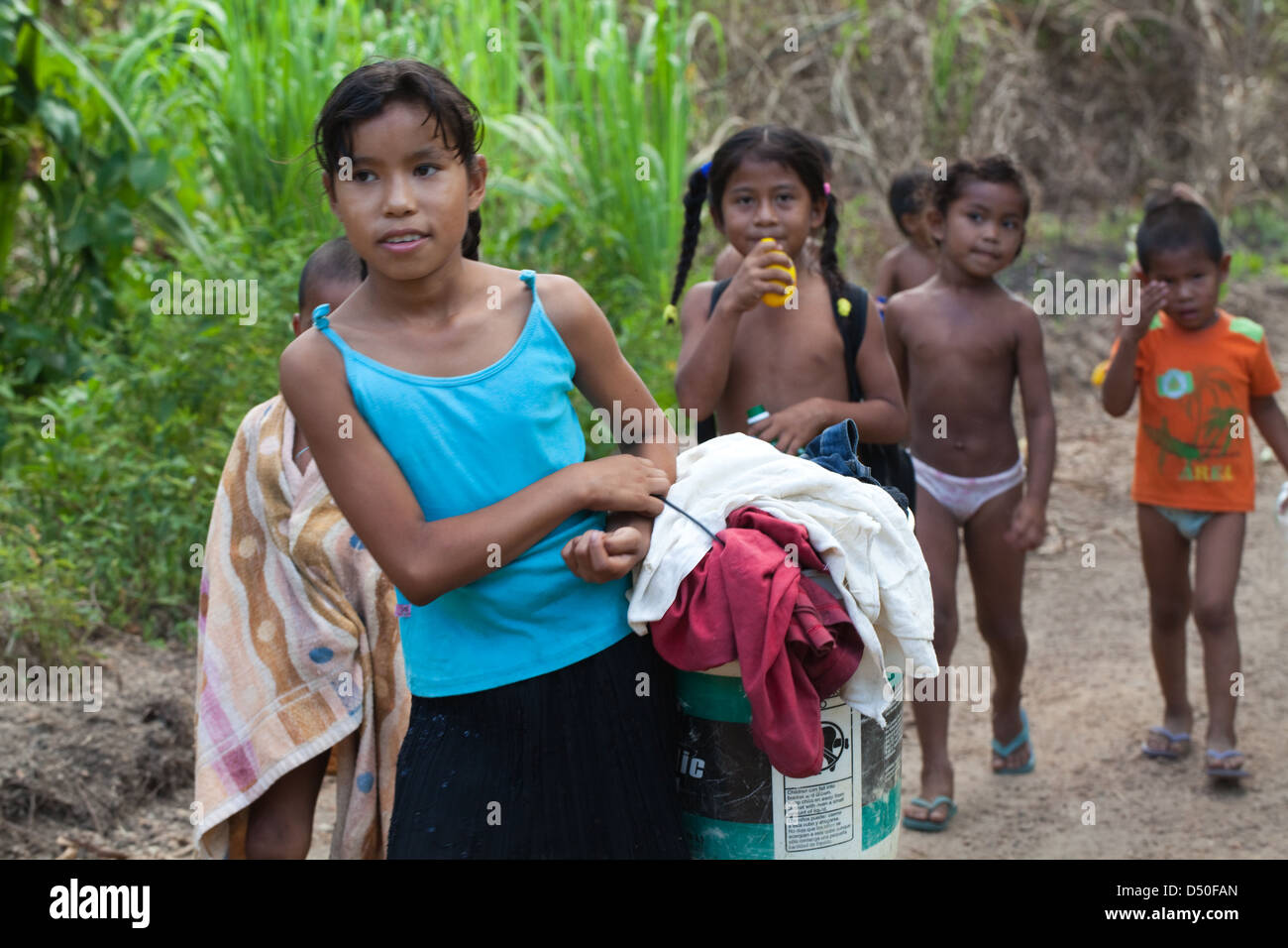 Amerindias muchachos de la tribu Arawak, en su camino hacia el río para lavar la ropa y para
