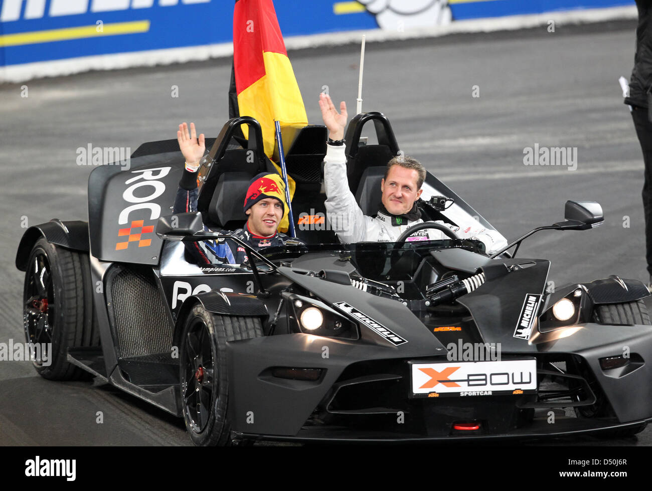 Carrera de Campeones (RoC) am Samstag (27.11.2010) en der Esprit-Arena en  Düsseldorf: FORMEL 1 Weltmeister Sebastian Vettel (l) und Rekordweltmeister  Michael Schumacher winken vor dem Start des Rennens den Zuschauern zu. Foto: