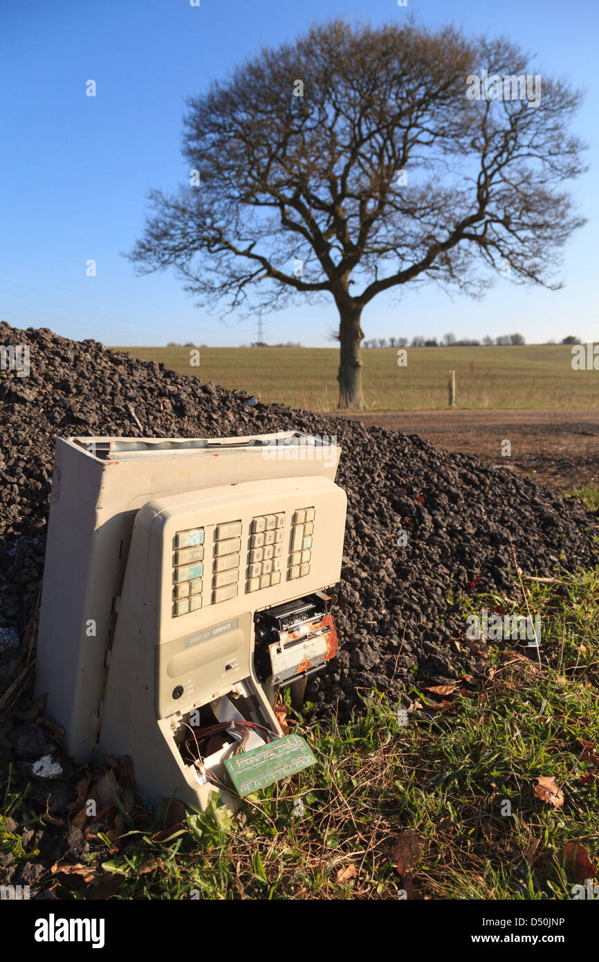 Una caja registradora de que ha sido objeto de dumping por una pista en Hampshire, Inglaterra. Foto de stock