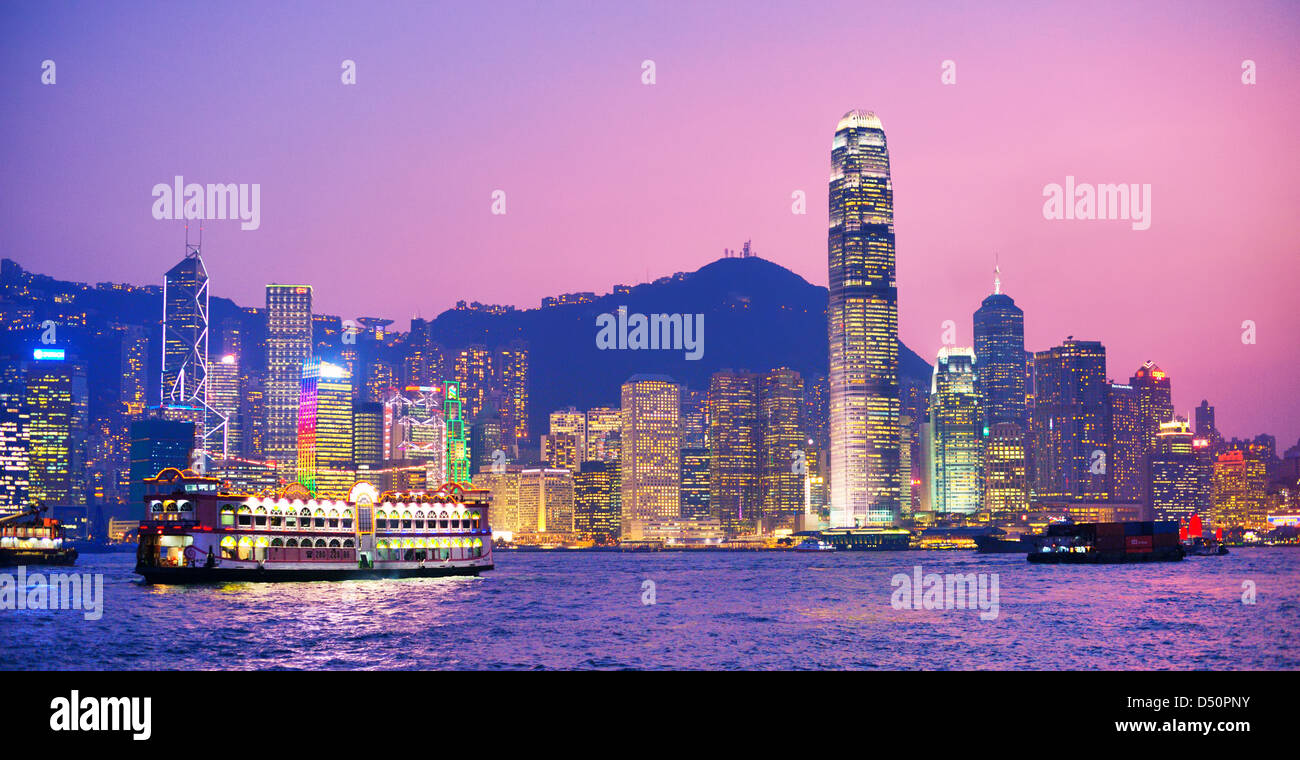La Isla Hong Skyline desde el otro lado del puerto de Victoria el 15 de octubre de 2012 en Hong Kong, China. Foto de stock