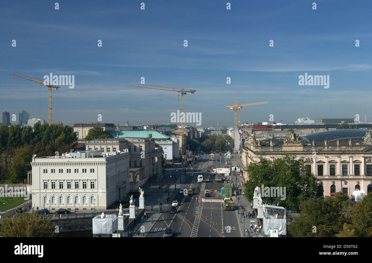 Berlín, Alemania, con vistas al bulevar Unter den Linden, la Puerta de Brandenburgo Foto de stock