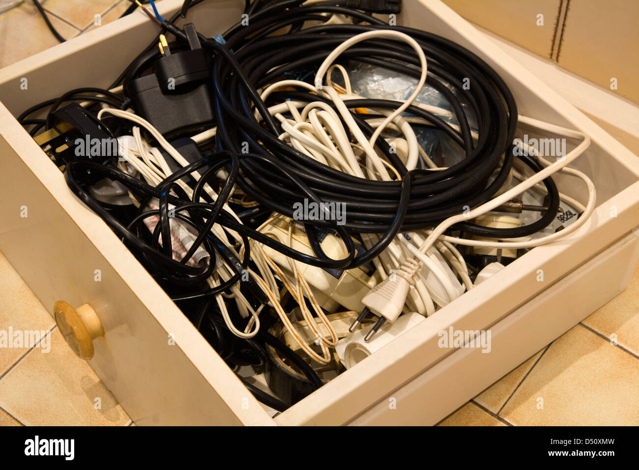 Un viejo cajón con cables eléctricos, cables para diversos usos. Foto de stock