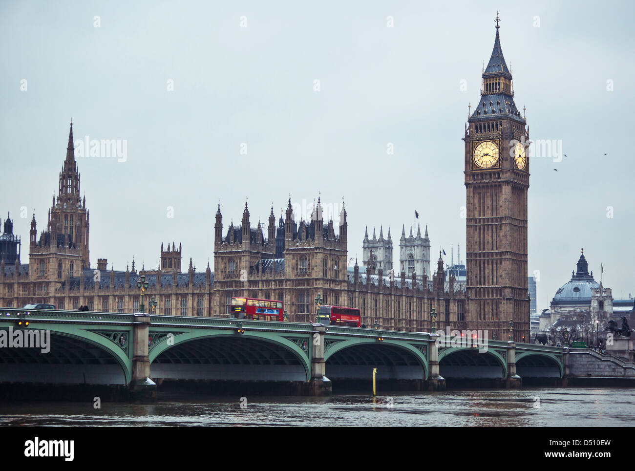 Las Casas del Parlamento, Elizabeth Tower y Westminster Bridge, visto desde South Bank de Londres, Inglaterra, Reino Unido. Foto de stock