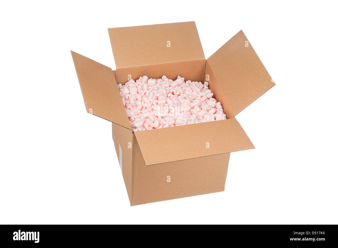 Una nueva caja de cartón lleno de cacahuetes de embalaje de protección rosa listos para su envío. Foto de stock