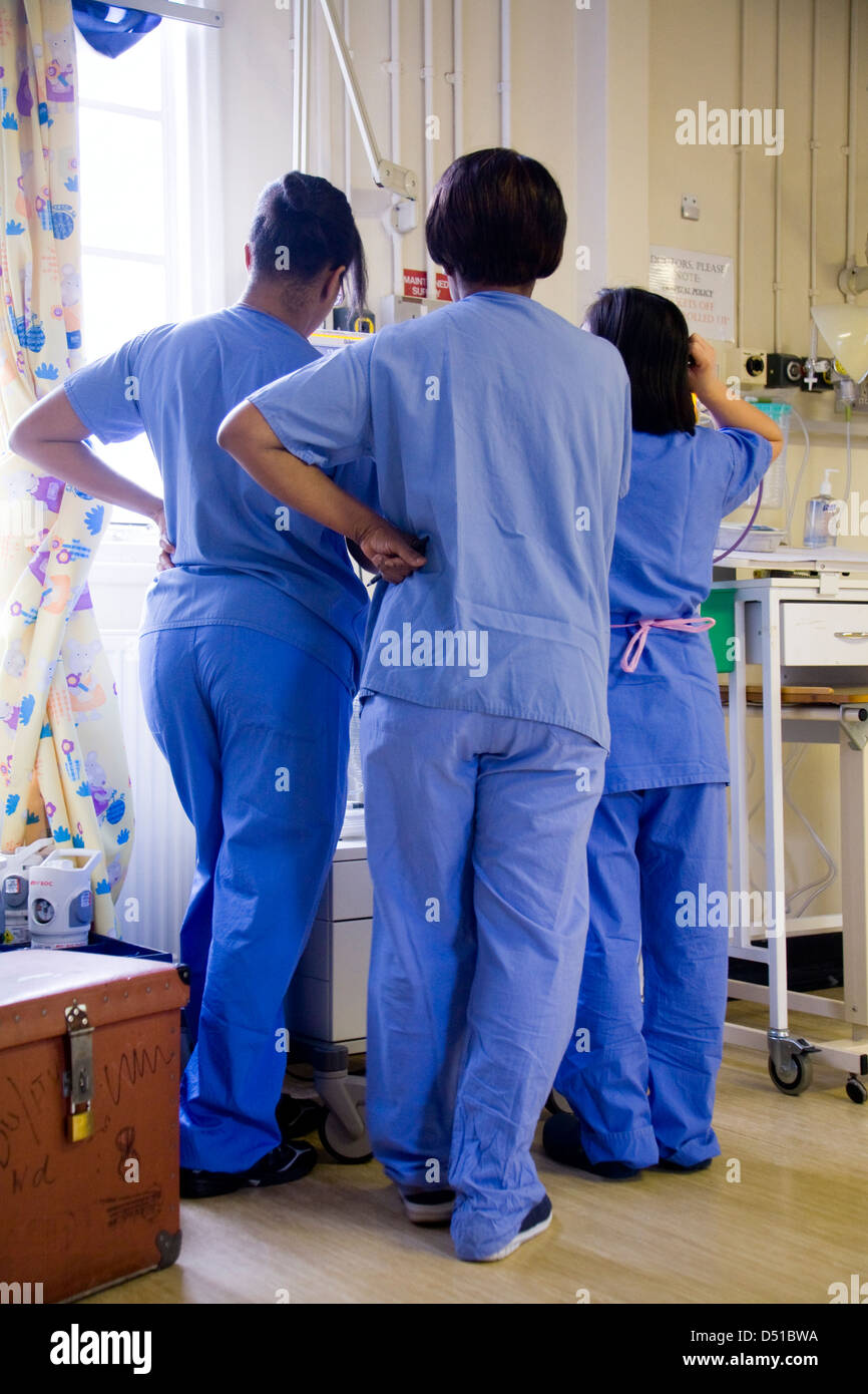 Enfermera / enfermeras en un hospital del NHS del Reino Unido. Foto de stock