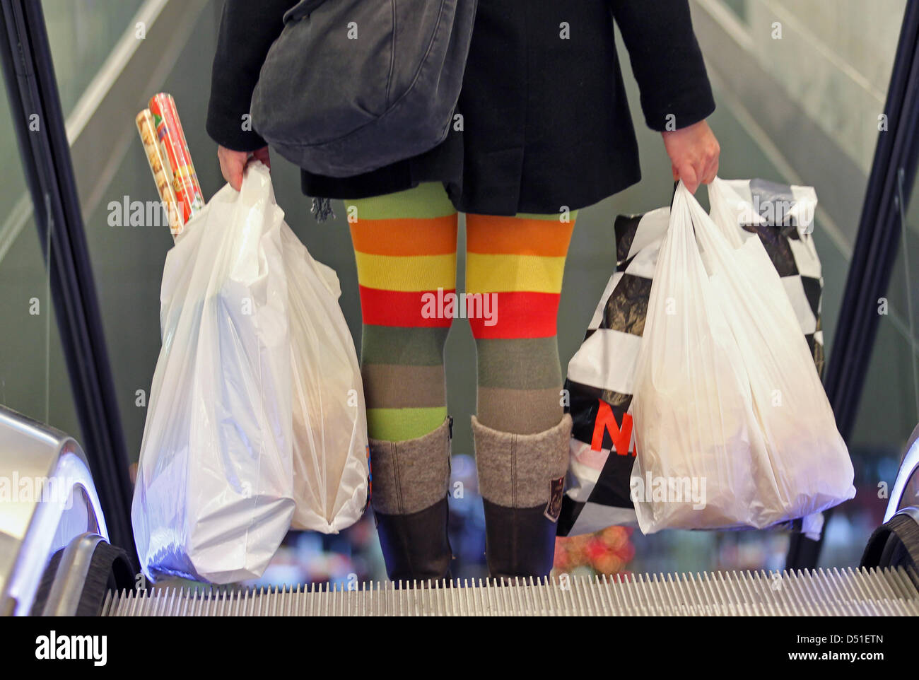Una mujer con coloridos calcetines va compras navideñas en un mall en Rostock, Alemania, 4 de diciembre de 2010. Comercio navideño va bien en Alemania y los minoristas esperan un aumento en las ventas. Foto: Bernd Wuestneck Foto de stock
