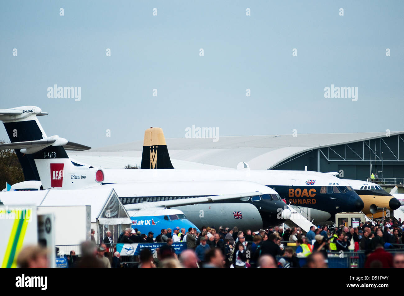 Imagen que muestra el paisaje de grandes multitudes de personas y varios aviones en una exhibición aérea en el Reino Unido. Foto de stock