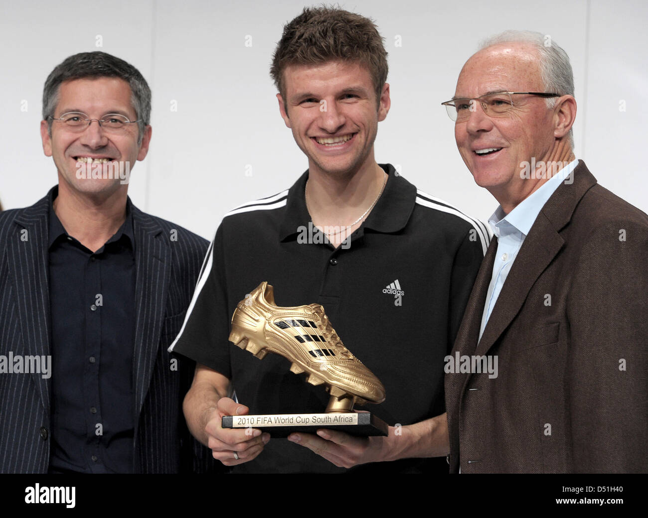 El ganador de la Mundial de la 2010 Premios posa con su Thomas Mueller (C) con la Bota de Oro para mejor Adidias goalgetter y CEO Herbert Hainer (