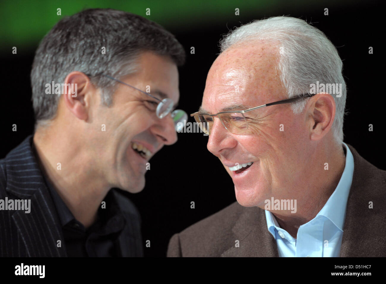 viceversa acento Palmadita Herbert Hainer (L), presidente ejecutivo de la compañía de ropa deportiva  adidas AG y representante de la FIFA, Franz Beckenbauer, reír durante la  ceremonia de entrega del premio de los mejores jugadores