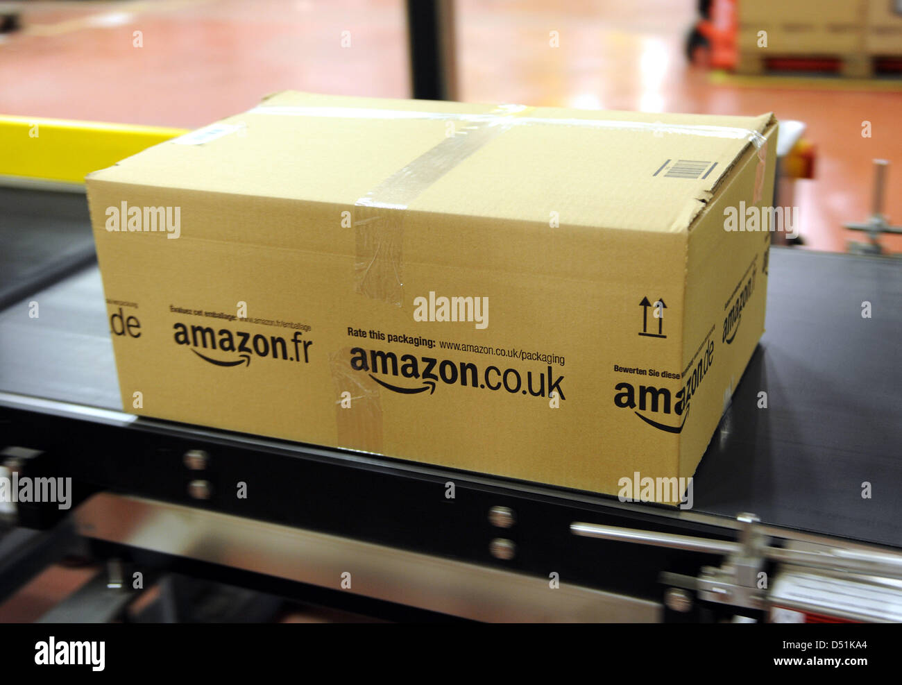 Los paquetes son embalados en el centro de logística de Amazon en Bad  Hersfeld, Alemania, el 20 de diciembre de 2010. Amazon instalado 3.000  funcionarios adicionales para hacer frente a un máximo