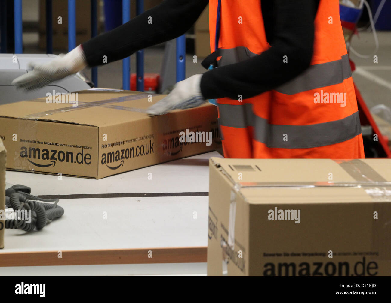 Mitarbeiter von Amazon arbeiteten in der Verpackungsstation von Amazon en  Werne (Foto vom 08.12.2010). Beim Versandhändler herrscht vor Weihnachten  Hochbetrieb. Keiner anderen Zeit zu werden tan viele Bestellungen verschickt.  Foto: Roland Weihrauch