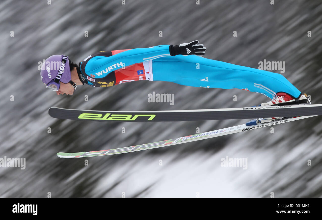 Der deutsche Skispringer Martin Schmitt springt am Dienstag (28.12.2010) en Oberstdorf (Schwaben) beim Trainingsdurchgang während des Auftaktspringen der 59. Vierschanzentournee. Foto: Daniel Karmann dpa/lby Foto de stock