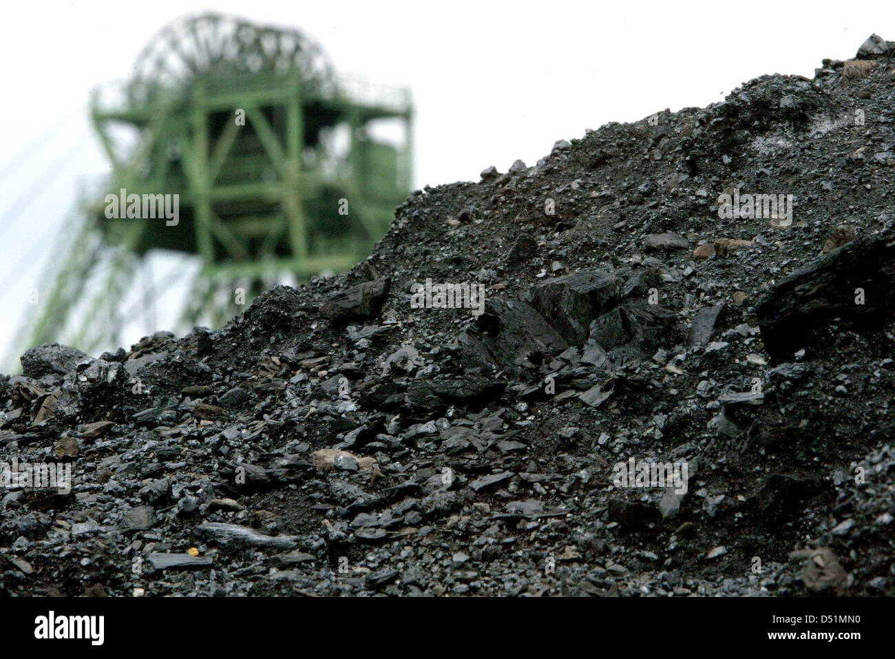 Una imagen de archivo de fecha 21 de mayo de 2003 muestra el carbón en el hoyo de carbón en Kamp-Lintfort, Alemania. Carbón de piedra alemana necesita menos dinero en 2010 gracias al aumento de los precios del carbón. Alrededor de 100 millones de euros de los 2 000 millones de euros de financiación podrían no ser necesarios. Foto: Roland Weihrauch Foto de stock