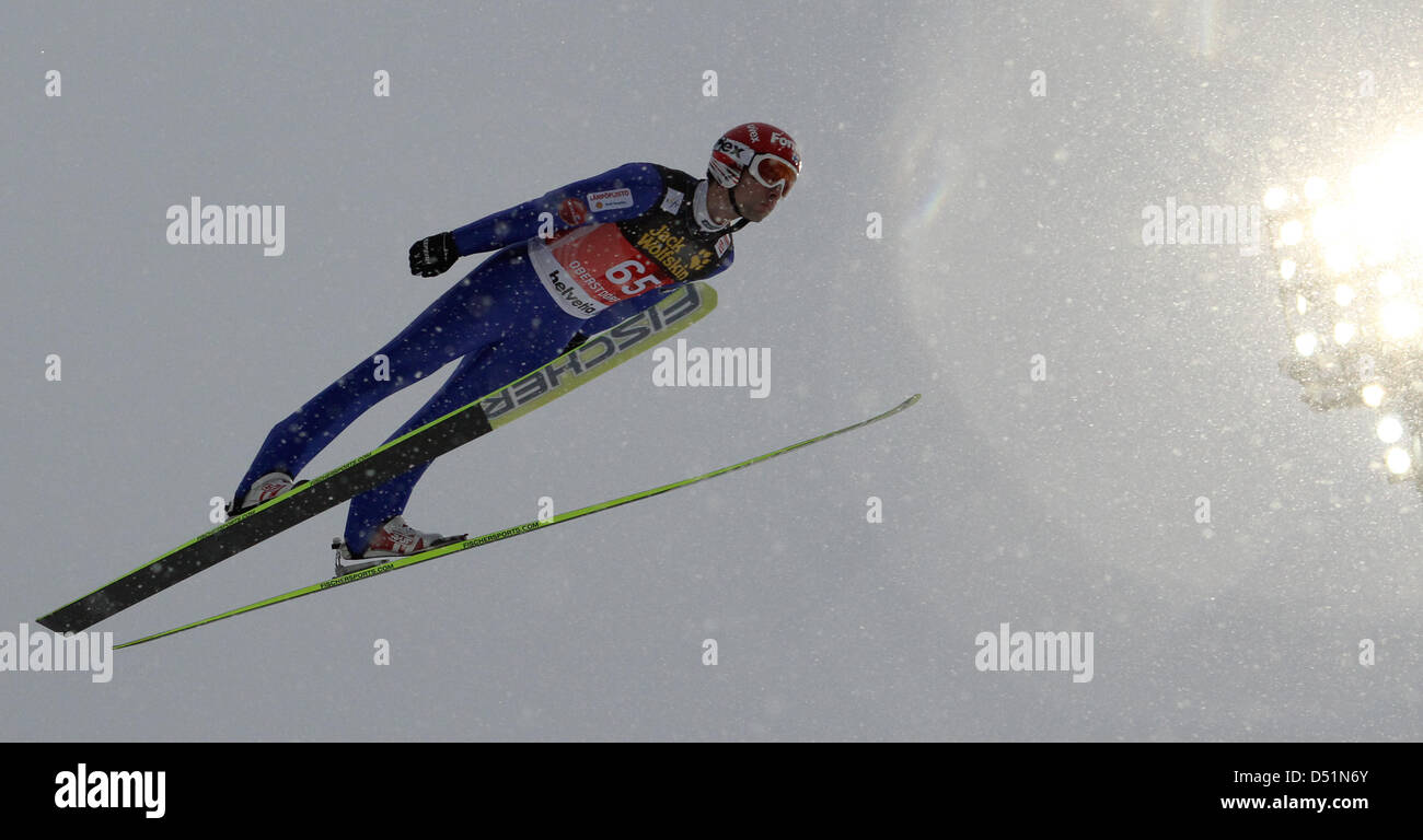Der finnische Skispringer Matti Hautamaeki springt am Dienstag (28.12.2010) en Oberstdorf (Schwaben) während des Auftaktspringens der 59. Im Vierschanzentournee Trainingsdurchgang von der Schattenbergschanze. Foto: Daniel Karmann dpa/lby Foto de stock