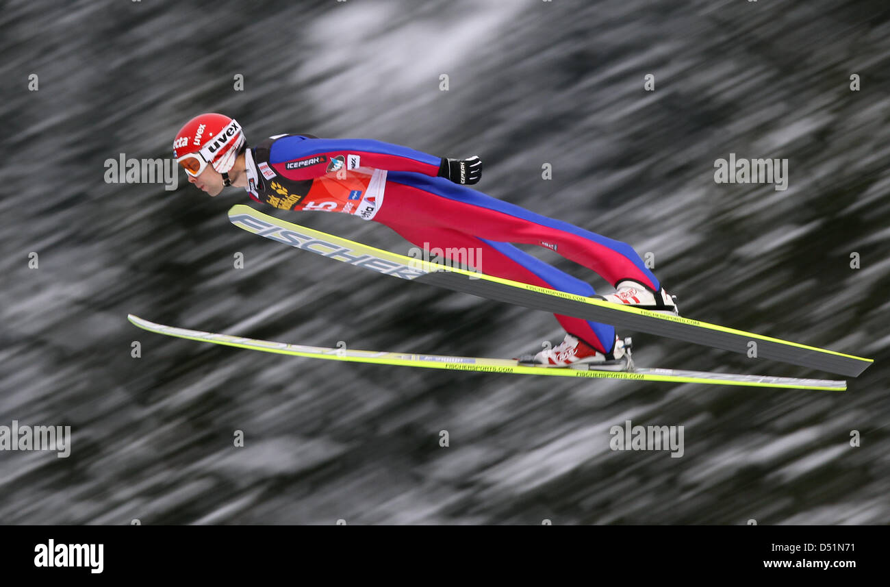 Der finnische Skispringer Matti Hautamaeki springt am Dienstag (28.12.2010) en Oberstdorf (Schwaben) während des Auftaktspringens der 59. Im Vierschanzentournee Trainingsdurchgang von der Schattenbergschanze. Foto: Daniel Karmann dpa/lby Foto de stock