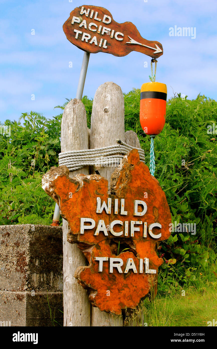 Bold firmar por el sendero "Wild Pacific" en la isla de Vancouver Foto de stock