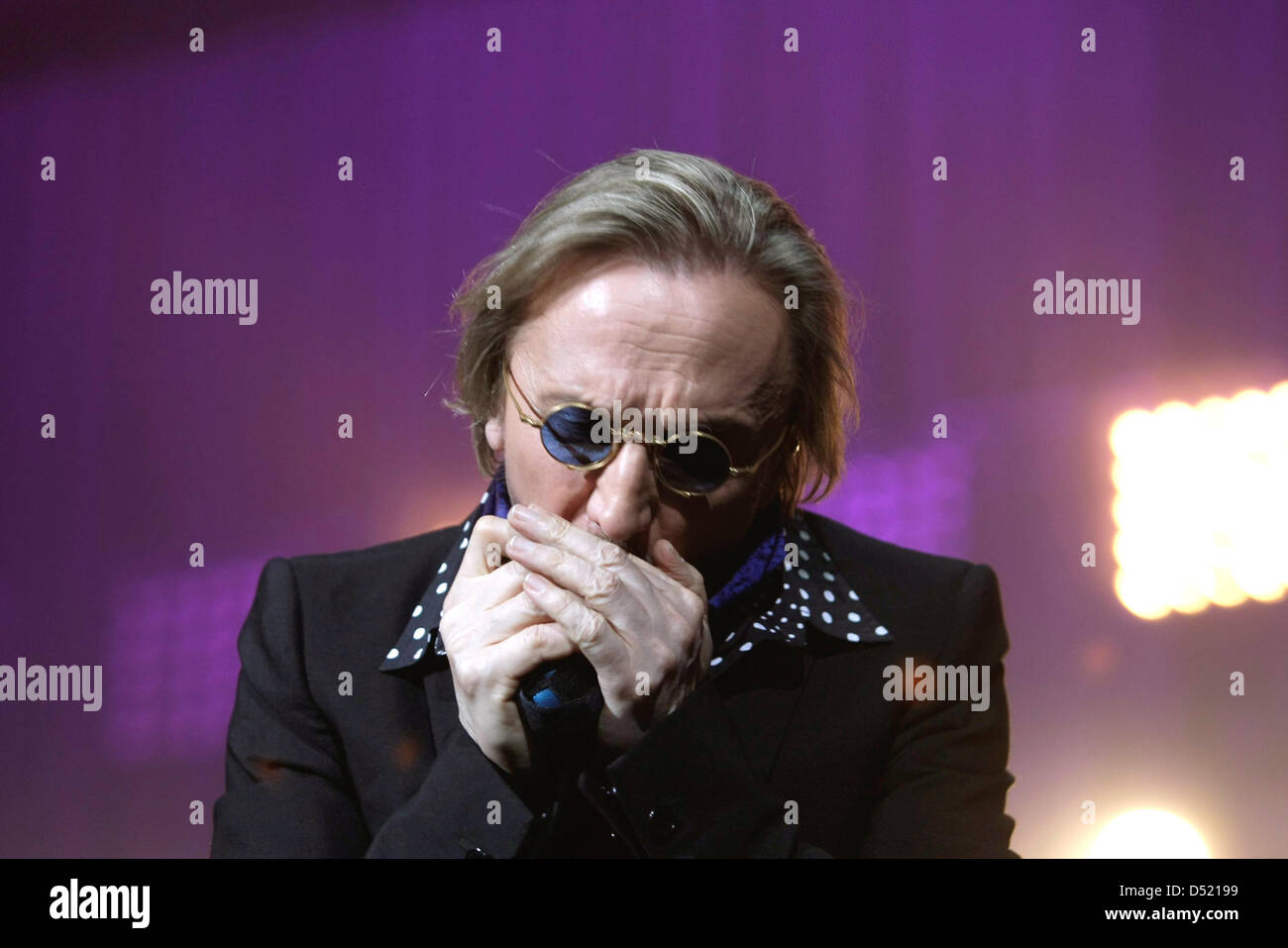 Cantante Marius Mueller-Westernhagen realiza en el kick-off- concierto de su tour en Alemania -el SAP Arena en Mannheim, Alemania, 08 de octubre de 2010. Después de cinco años sin dar conciertos, los 61 años de edad la cantante comenzó su gira en Mannheim, con 10 conciertos a seguir en diferentes ciudades alemanas. Foto: MARKUS PROSSWITZ Foto de stock