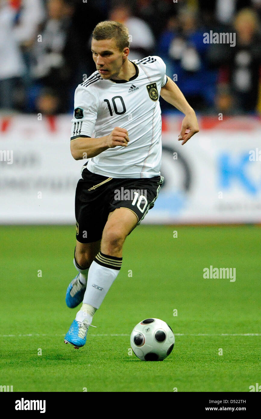 Alemania Lukas Podolski juega el balón durante la UEFA EURO 2012 Alemania  calificador vs Kazajistán en el Astana arena en Astana, Kazajstán, 12 de  octubre de 2010. Alemania ganó el partido por