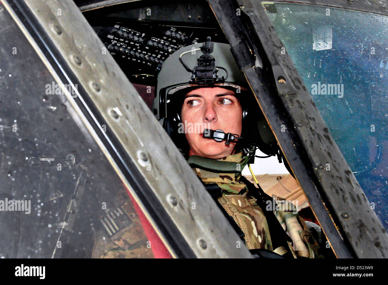 Suboficial del Ejército estadounidense Bethany Bump realiza su comprobación de pre-vuelo de un helicóptero Black Hawk UH-60 antes de una misión el 13 de marzo de 2013 en el Aeródromo de Jalalabad, en la provincia de Nangarhar, Afganistán. Foto de stock