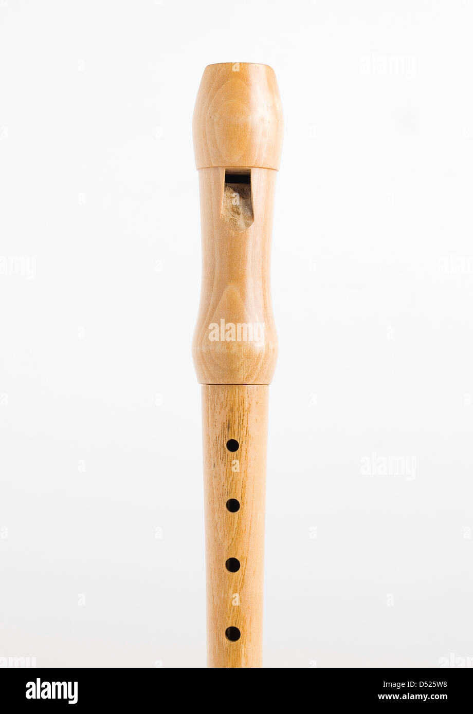 Flauta sobre fondo blanco. La flauta es un instrumento musical de