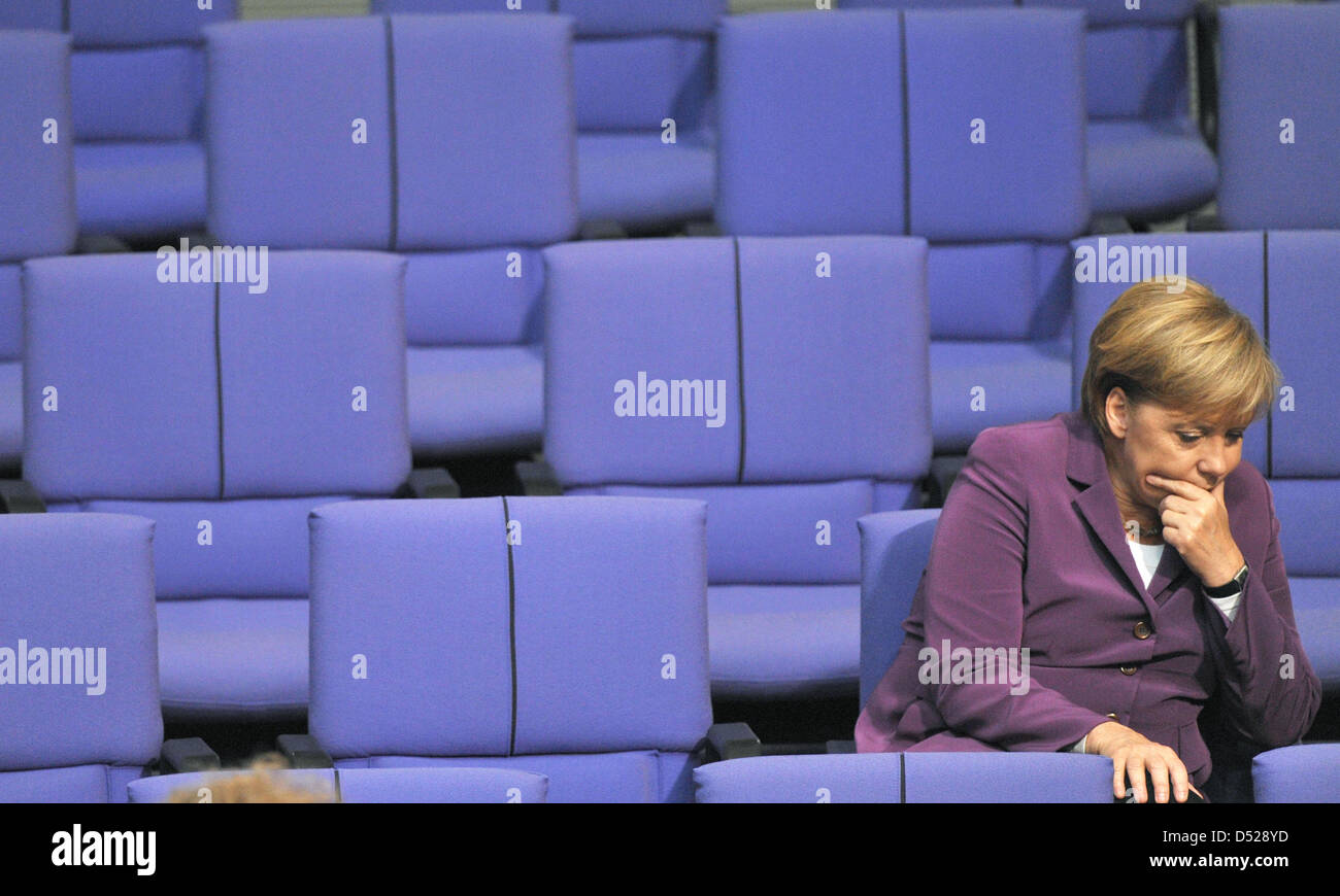 Un archivo imagen tomada el 30 de septiembre de 2010 muestra la canciller alemana, Angela Merkel, en el salón de plenos del Bundestag, en Berlín, Alemania. Un año después del inicio de la gobernante coalición negra y amarilla, el gabinete tiene que enfrentarse a altibajos. Desde el final de las vacaciones de verano, el Canciller ha sido especialmente estricta. Ella amonestaciones ministros y ha iniciado el "Otoño de decisión Foto de stock