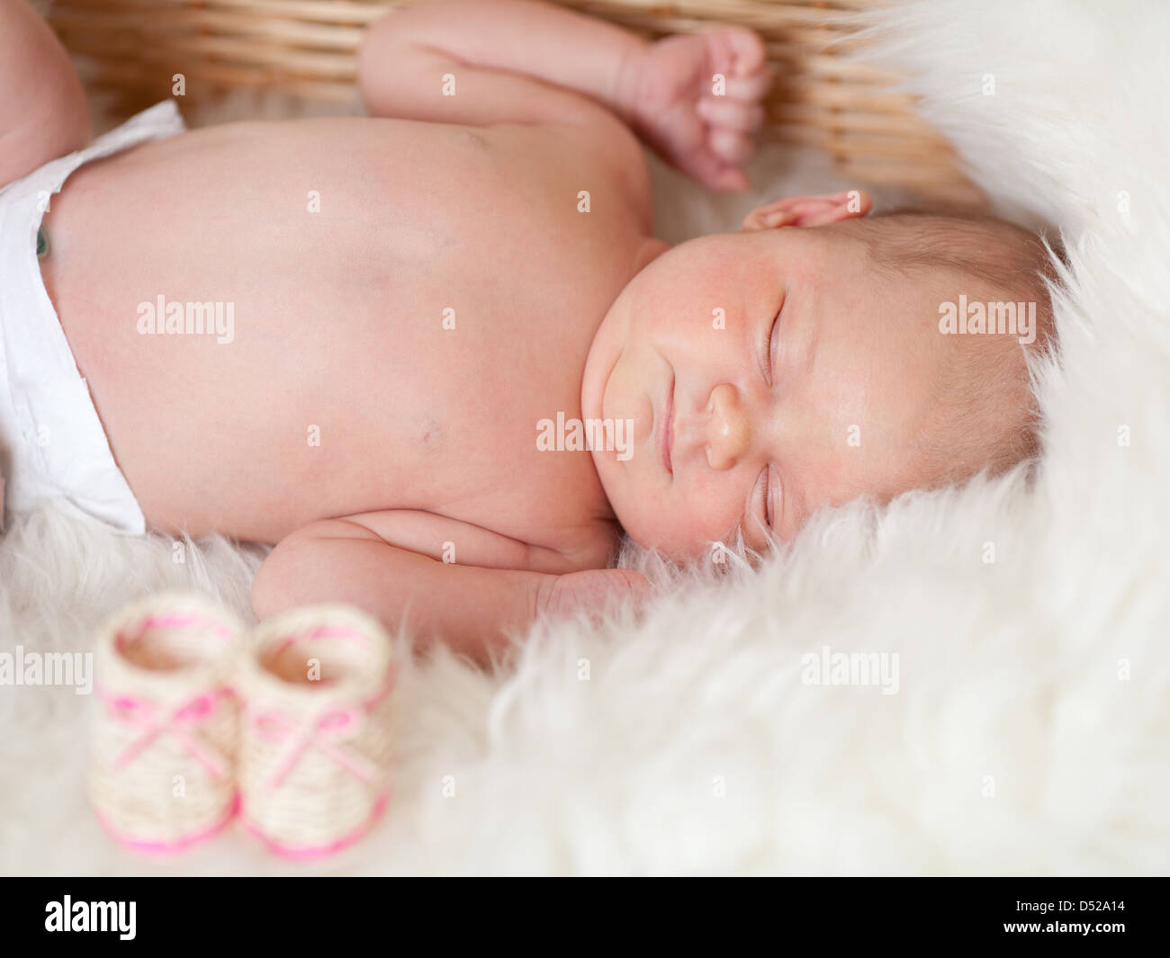 Bebé Recién Nacido Durmiendo En Una Canasta Después Del Lavado Fotos,  retratos, imágenes y fotografía de archivo libres de derecho. Image 43870214