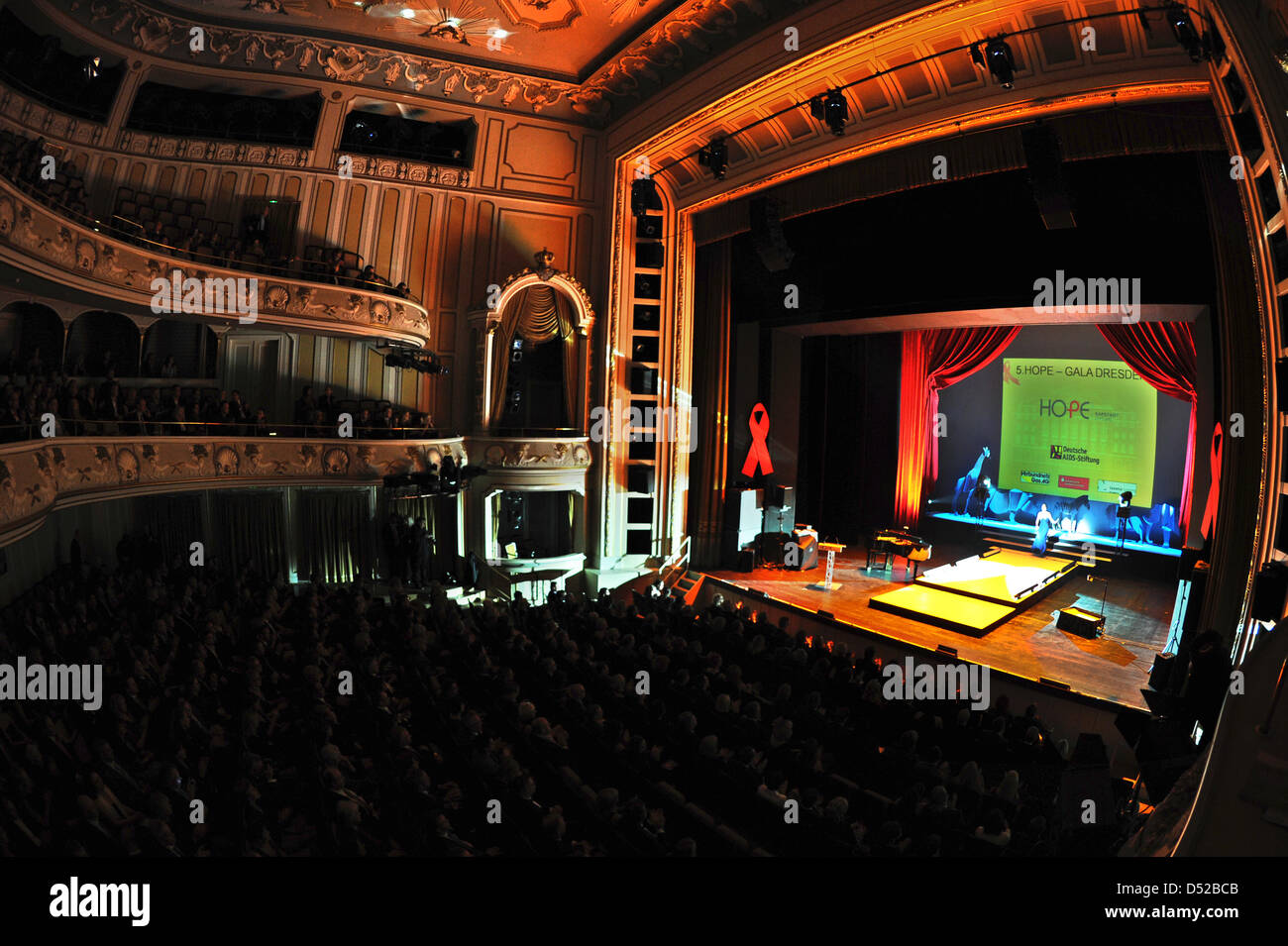 Moderador Ruth Moschner saluda a los huéspedes de la quinta gala de la esperanza en la Schauspielhaus de Dresden, Alemania, 30 de octubre de 2010. Foto: Arno Burgi Foto de stock