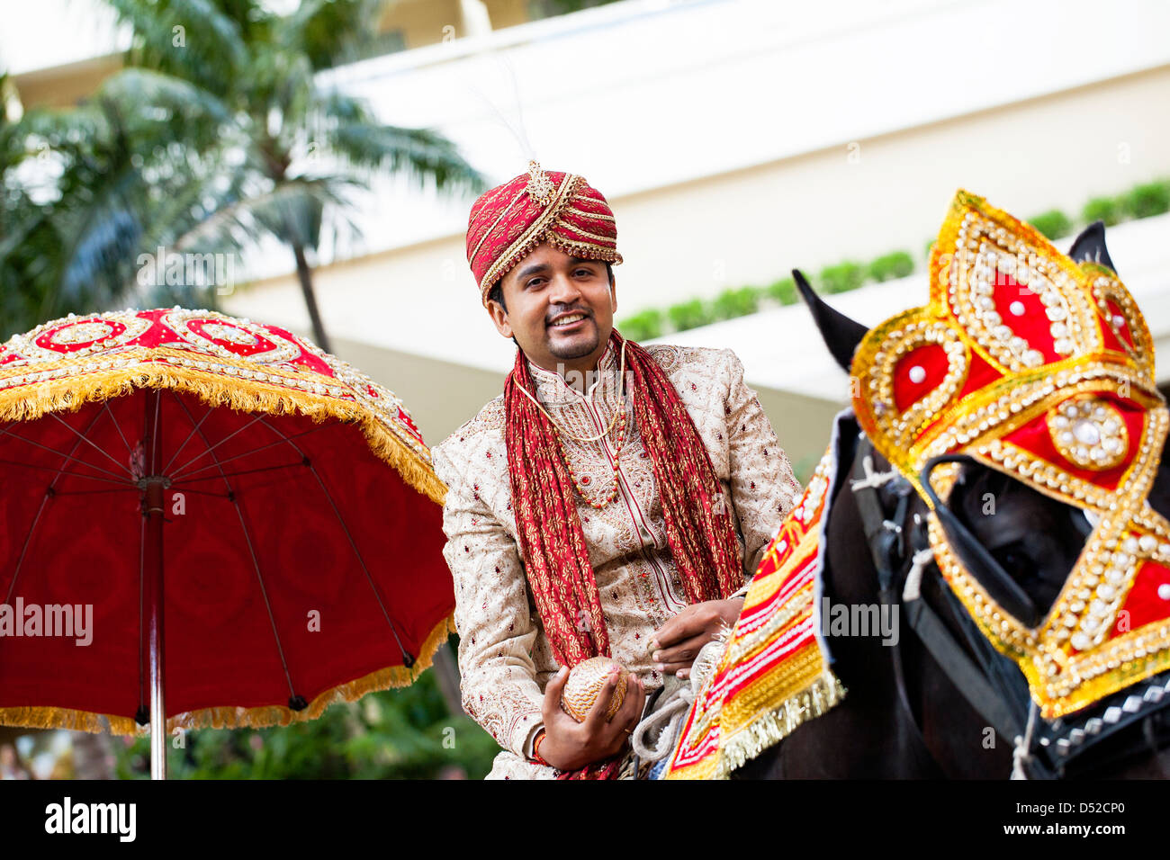 Novio indio a caballo en la procesión de la boda Foto de stock