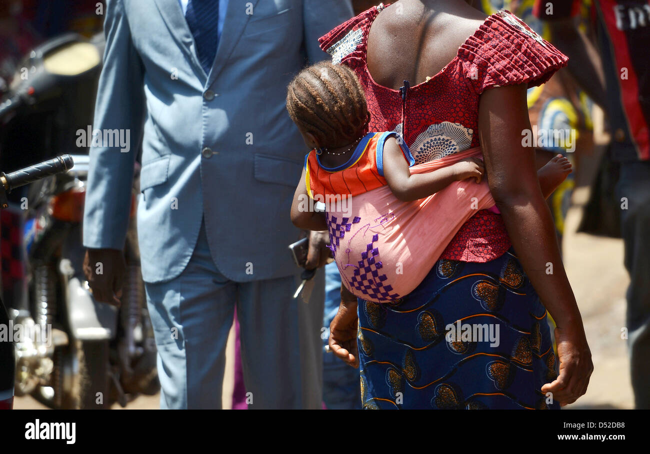 Una mujer lleva a su hijo en un Baby Sling sobre su espalda en Bamako, Malí, 18 de marzo de 2013. Foto: Oliver Lang Foto de stock