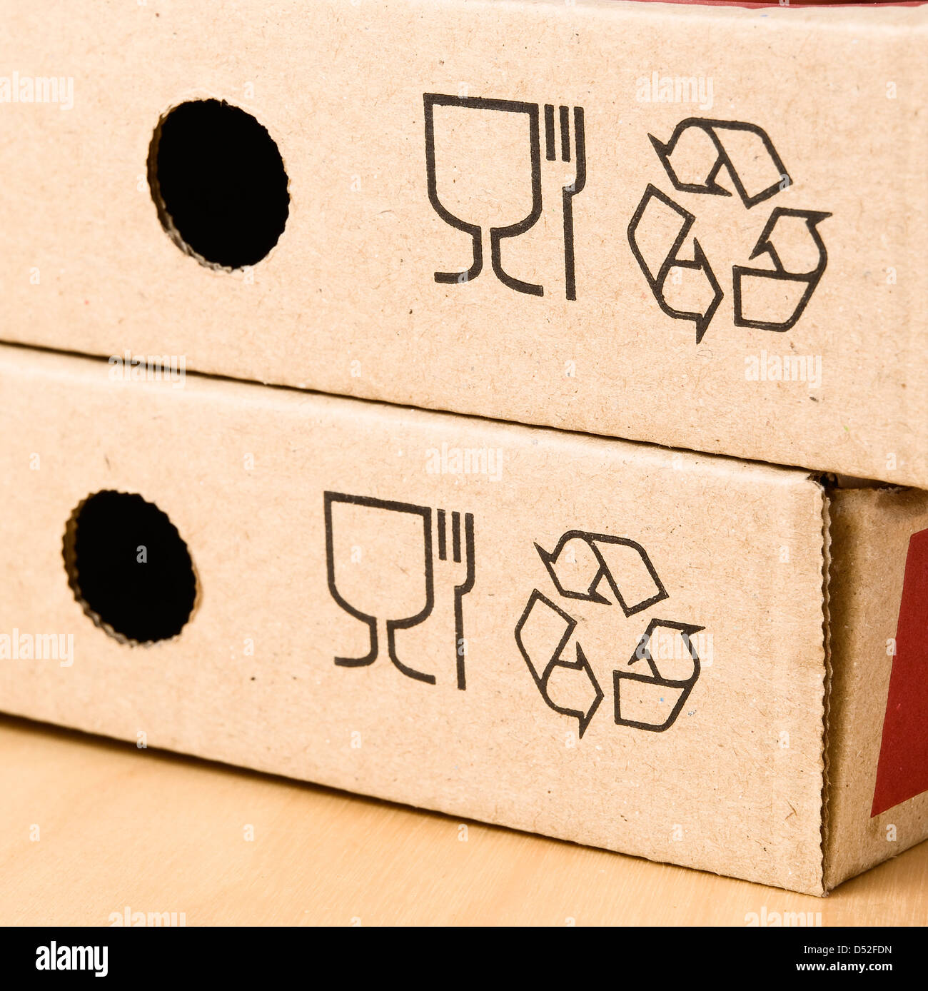 Dos cajas de pizza con el símbolo de reciclaje en formato cuadrado  Fotografía de stock - Alamy