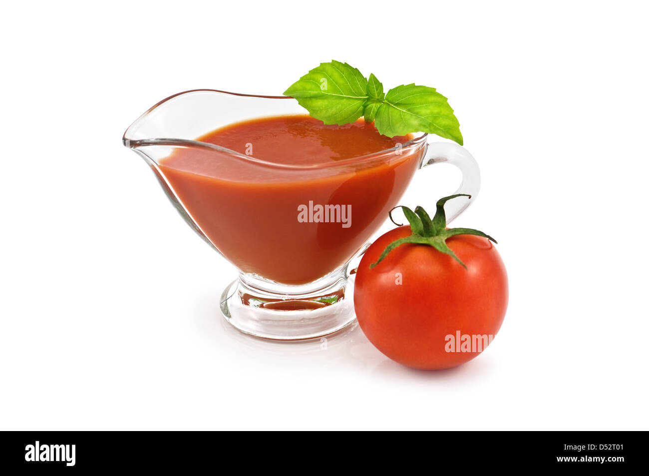 Salsa de tomate con hojas de albahaca aislado Foto de stock