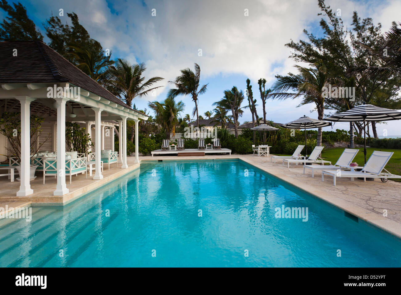 Bahamas, Eleuthera Island, Harbor Island, Pink Sands Beach, junto a la piscina, Dunmore Beach Club Resort Foto de stock