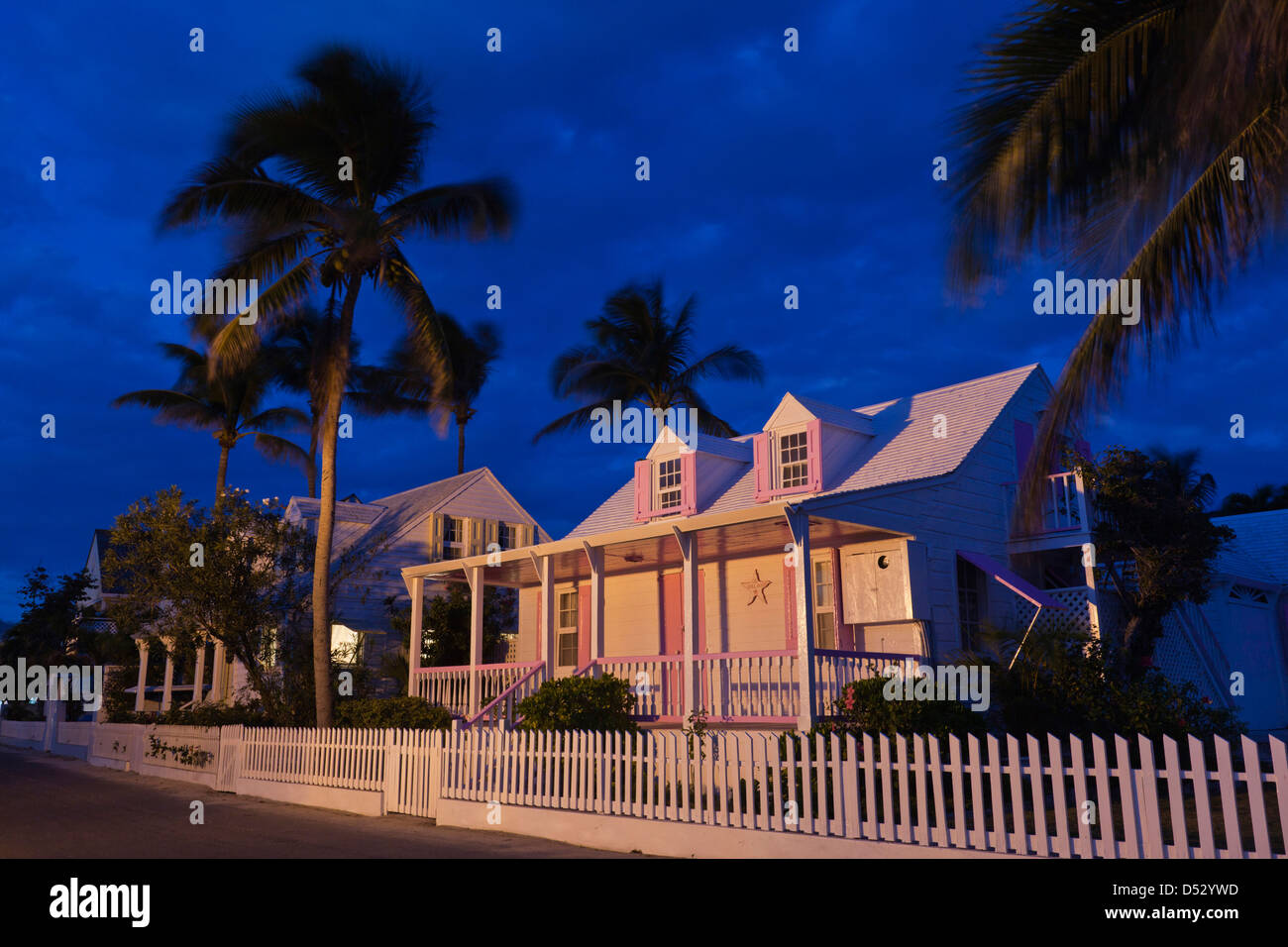 Bahamas, Eleuthera Island, Harbor Island, Dunmore Town, casa de la época colonial a lo largo de la calle de la bahía, el anochecer Foto de stock