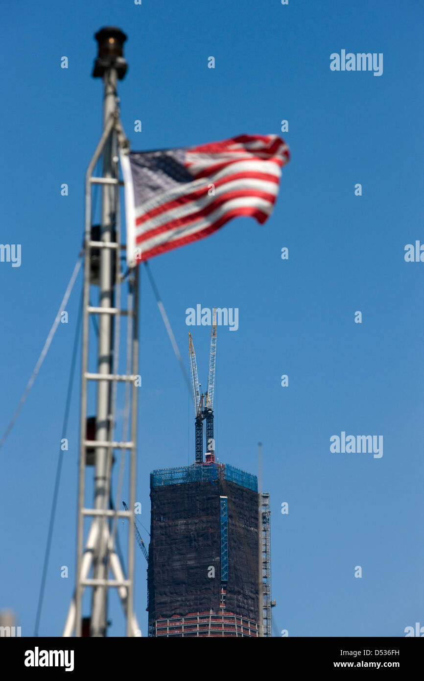 El nuevo Centro de Comercio Mundial en construcción en Nueva York, enmarcada por una US de las Barras y Estrellas de la bandera nacional Foto de stock