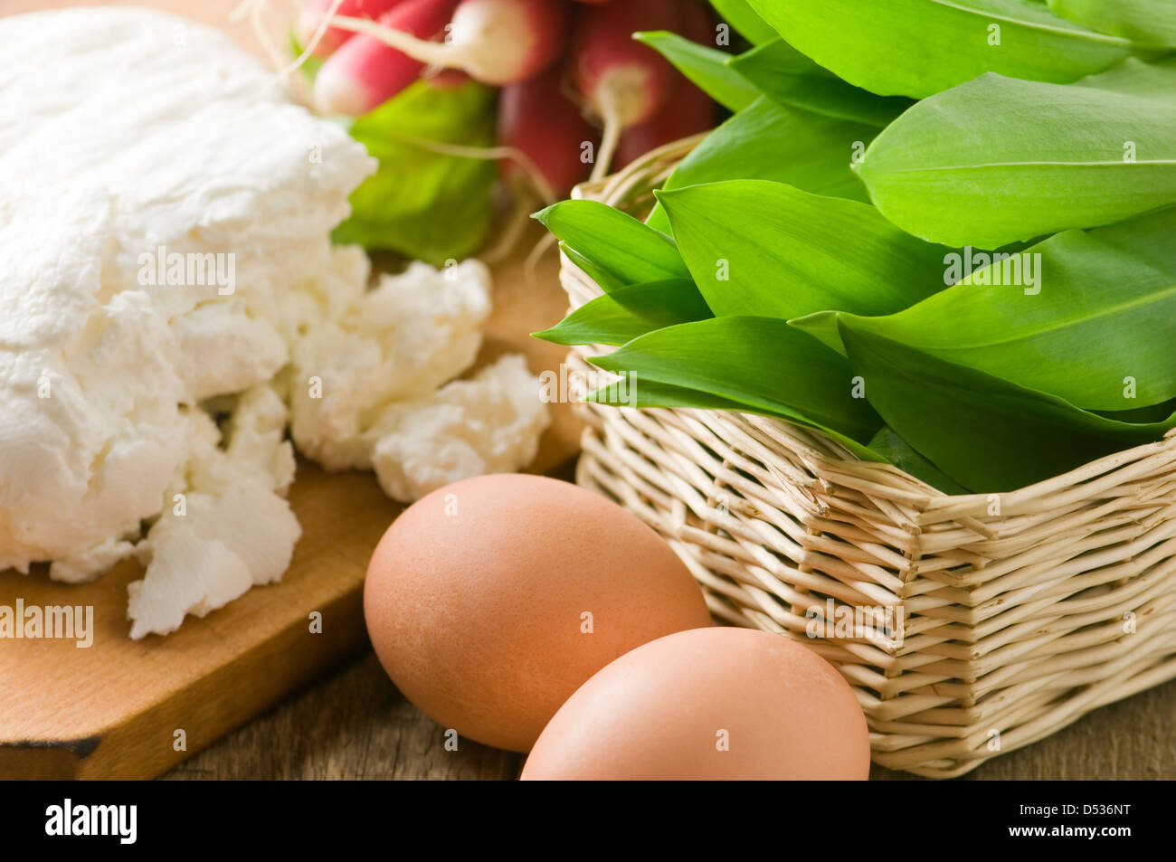 El ajo silvestre con huevos y requesón Foto de stock
