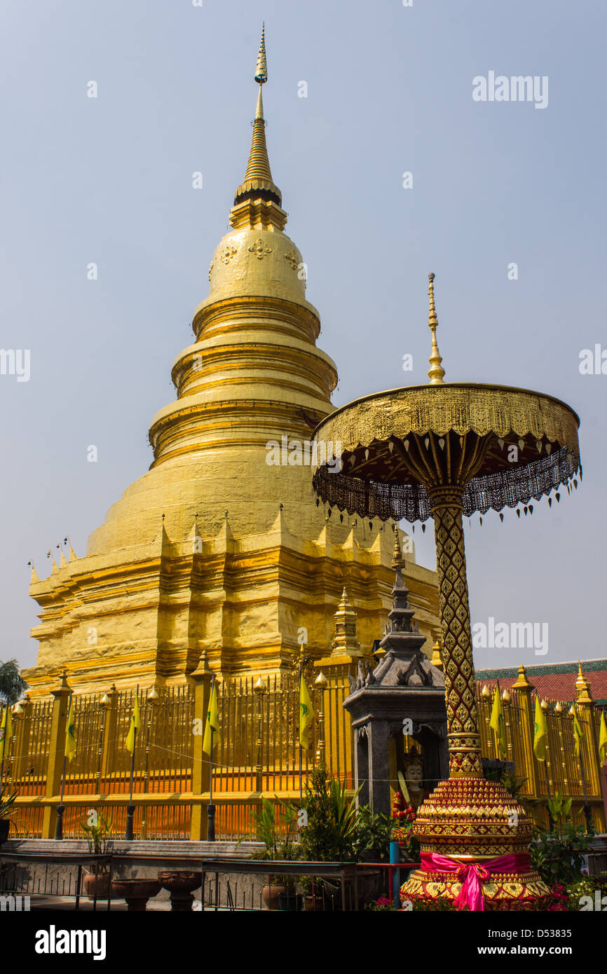 El Chedi de oro, que es un importante lugar de culto, Phra That Hariphunchai Foto de stock