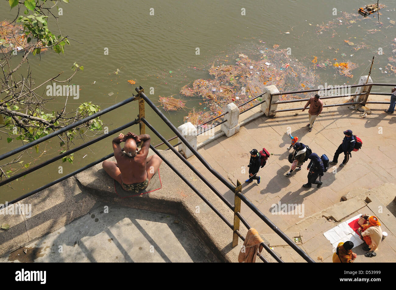 Vista del río Ganges desde el templo Nepalés en Varanasi Foto de stock
