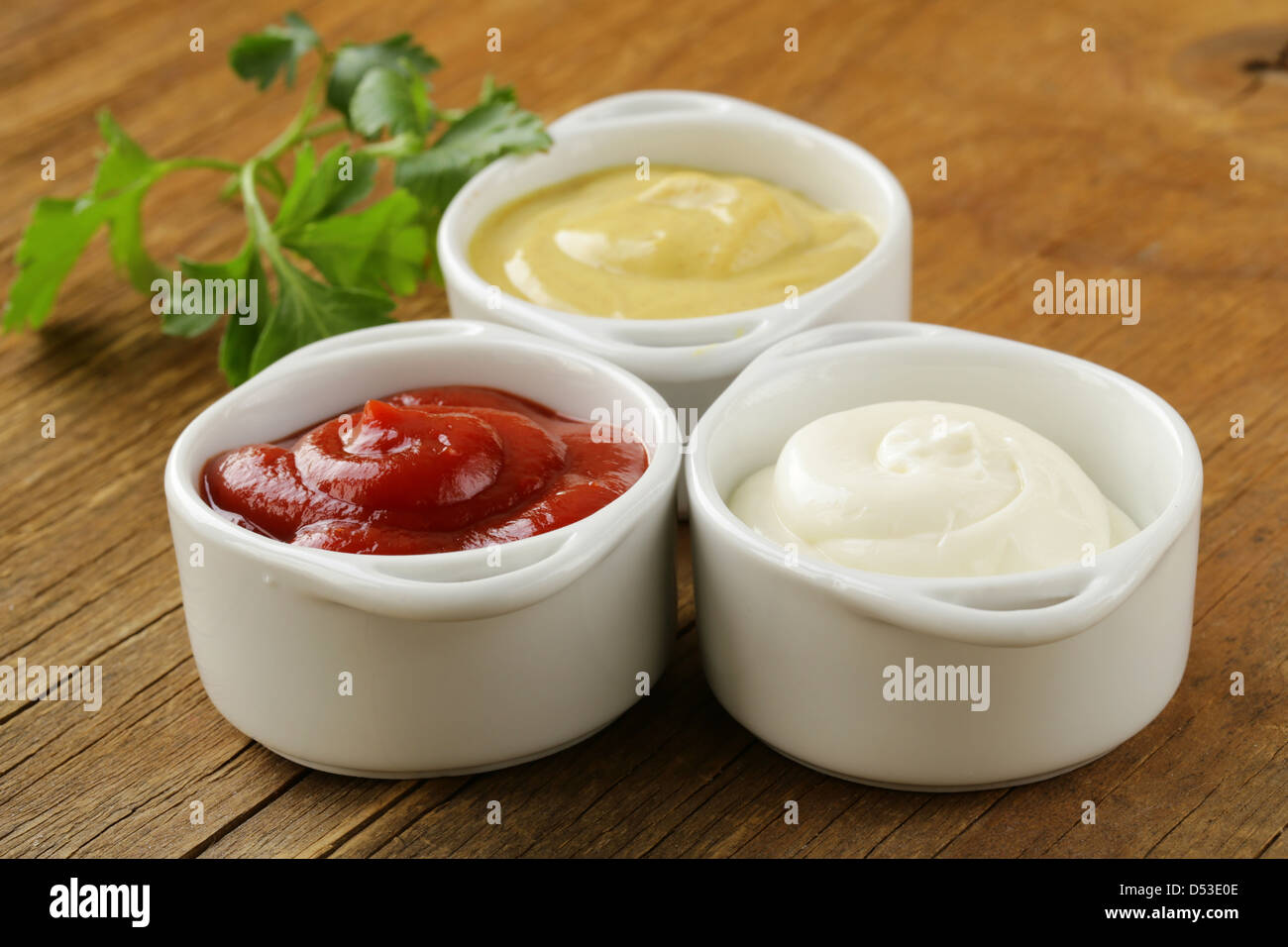 Mostaza, ketchup y mayonesa tres tipos de salsas Fotografía de stock