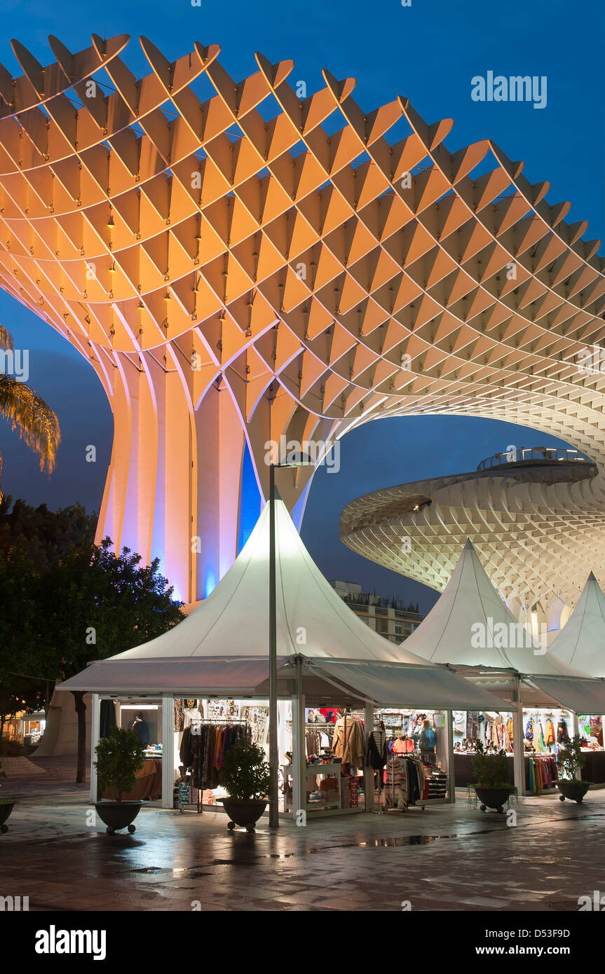 Estructura arquitectónica moderna llamada Metropol Parasol, situado en la Plaza de la Encarnación en Sevilla, Andalucía, España Foto de stock