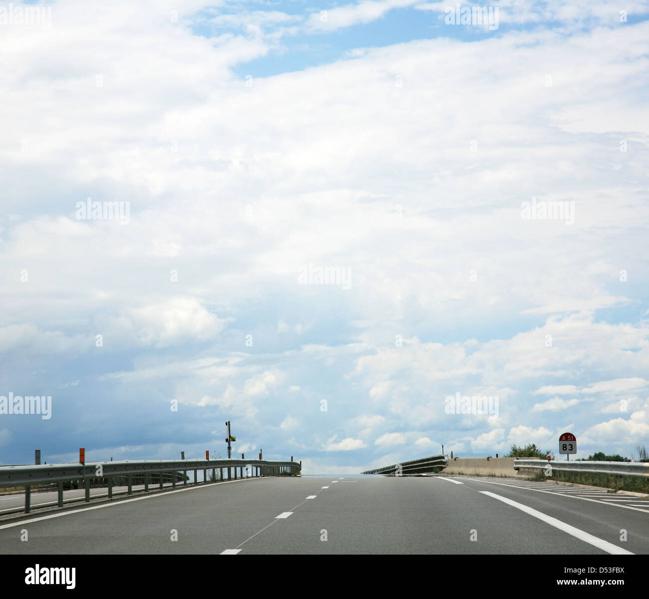 Carretera de alta velocidad contra el cielo azul en Francia Foto de stock