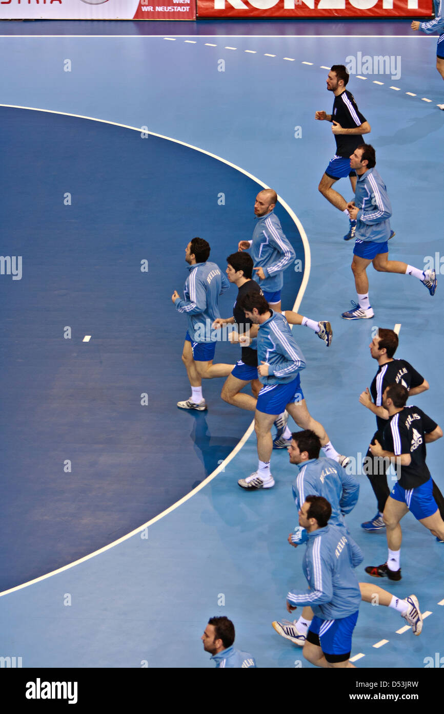 Campeonato mundial de balonmano para hombres 2009 en Croacia. Calentamiento  del equipo nacional de Grecia Fotografía de stock - Alamy