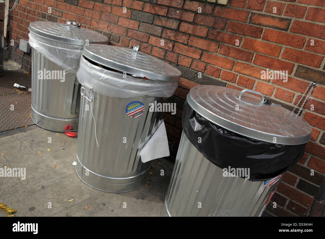de basura metálicos Fotografía de stock - Alamy