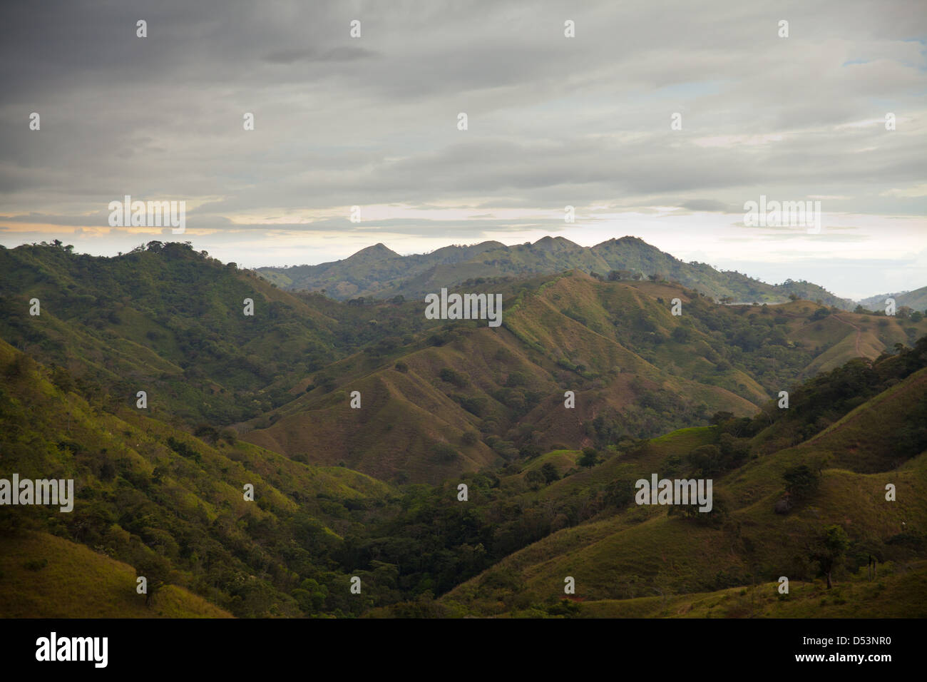 Hermosos paisajes de colinas entre Tonosi y Las Tablas, Provincia de Los Santos, República de Panamá Foto de stock