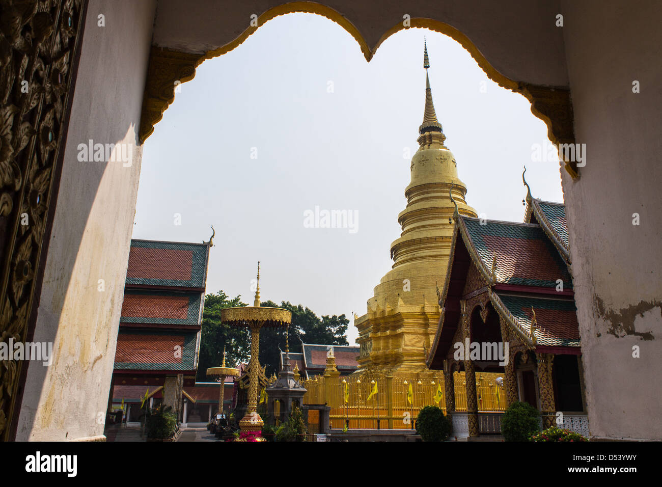 El Chedi de oro, que es un importante lugar de culto, Phra That Hariphunchai Foto de stock