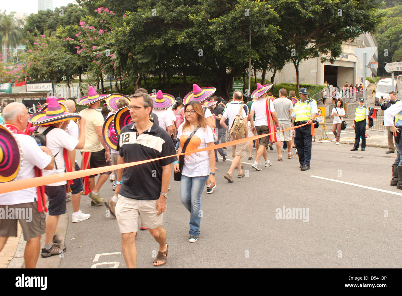 Hong Kong Rugby Sevens ventiladores en sombreros mejicanos hacen su camino hacia el estadio de Hong Kong Foto de stock