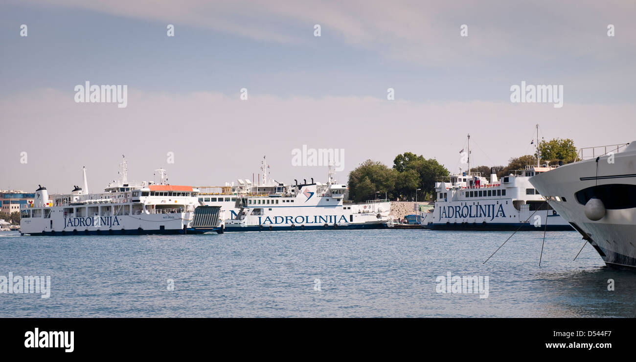 Embarcaciones en sus amarras, Zadar Foto de stock